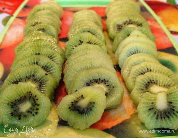 Киви почистить и нарезать.