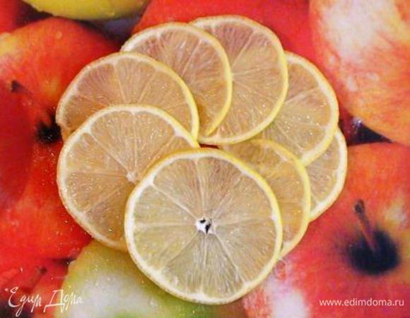 Половину лимона нарезать тоненькими кружочками.