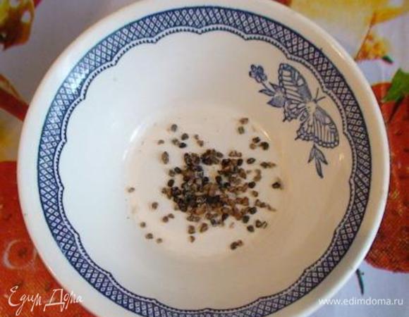 Достать из коробочек кардамона зернышки.