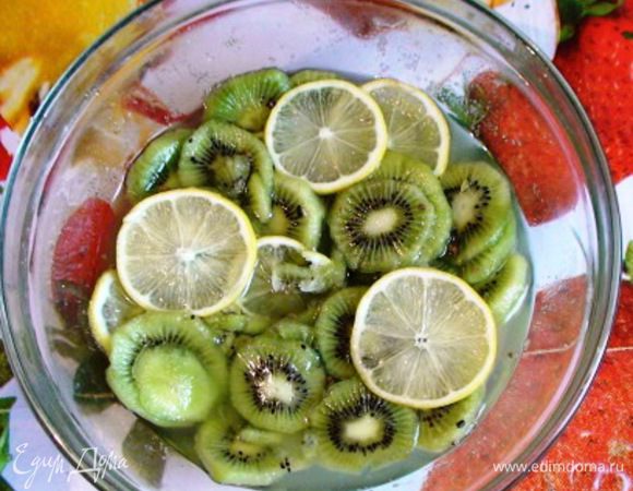 Смешать киви с лимоном, соком и зернышками кардамона, засыпать сахаром и оставить на 1 час.