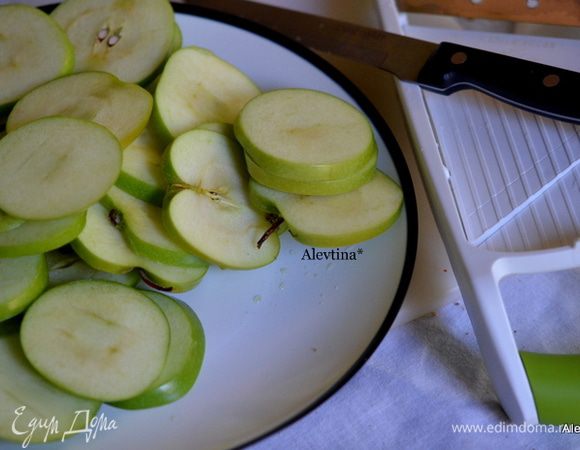 Разогреть духовку до 180 гр. Выстелить бумагу для выпечки на противень. Яблоки порезать слайсером тонко или ножом.