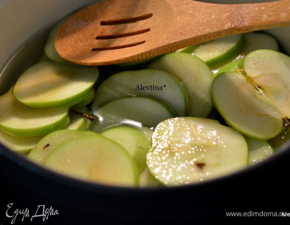 Выложить в емкость сахар и воду, перемешать и довести до кипения. Выложить яблоки порезанные, чтоб сироп полностью накрыл их. И варить 10-12 мин. Снять с огня.