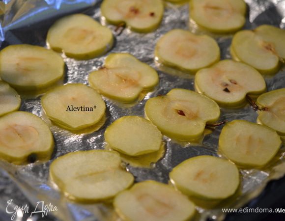 Переложить яблочные дольки на противень щипцами или вилкой осторожно на противень на расстояние друг от друга. Поставить в разогретую духовку на 15 мин.