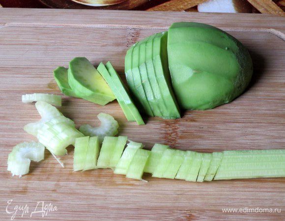 Авокадо и стеблевой сельдерей нарежьте ломтиками.