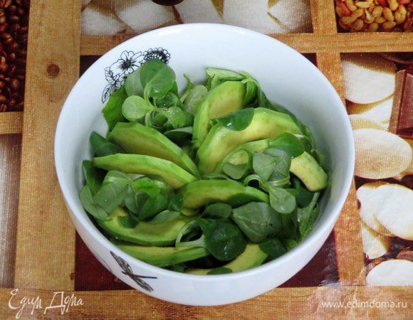 Листовой салат порвите на кусочи и разложите их и салат корн по салатникам, накапайте заправку, добавьте сельдерей, авокадо и подсушенные орехи кешью. Встряхните. Сверху натрите сыр Джюгас.