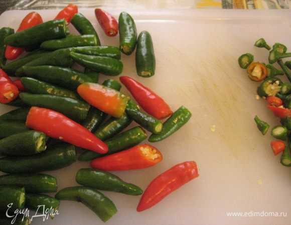 Перчики помыть,обсушить,срезать ножки.