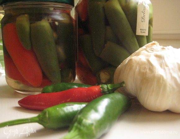 Когда откроете банку, не храните ее в холодильнике, иначе перчики потемнеют. Если не используете все перчики сразу, важно, чтобы они были покрыты уксусом. Уксус можно использовать для заправки салатов.