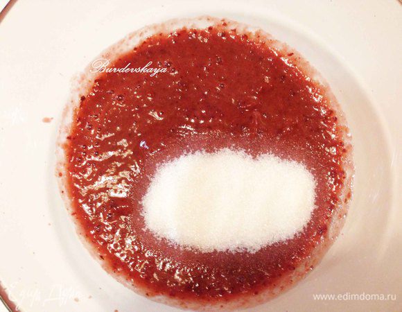 Достаем сливы из духовки, даем им немного остыть и пюрируем блендером до однородного состояния. Добавляем сахарный песок. Тщательно перемешиваем.