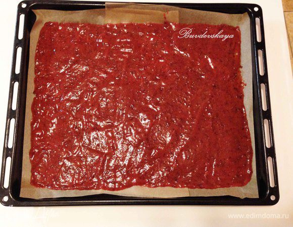 Противень выстилаем пергаментом или силиконовым ковриком и распределяем лопаткой сливовое пюре ровным слоем толщиной примерно 5 мм. У меня получилось 2 таких противня.  Ставим в духовку, разогретую до 60-70 градусов на 6-8 часов, пока смоква полностью не просохнет и не станет гладкой.