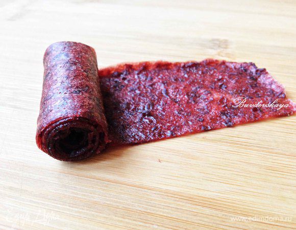 Аккуратно снимаем смокву с пергамента, нарезаем полосками и скручиваем в рулетики. Для длительного хранения складываем в банку и плотно закрываем. Или сразу спешим пробовать с чаем. ENJOY !