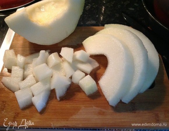 Дыня очищается от кожуры и семян, нарезается кубиками небольшими.