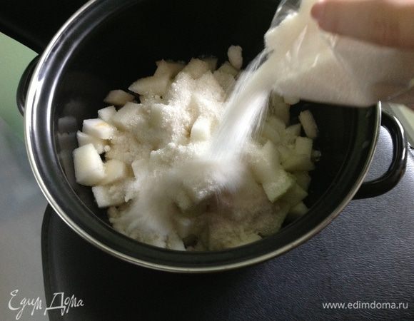 Помещаем нарезанную дыню в кастрюлю и засыпаем сахаром. Встряхиваем кастрюлю для равномерно распределения сахара и оставляем на ночь. Утром дыня даст сок.