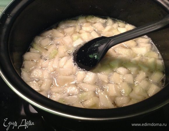 Утром перемешали и оставили до вечера. Затем вечером ставим на огонь, хорошо перемешиваем и оставляем прокипеть минут 7, чтобы сахар растворился и опять убираем до утра.