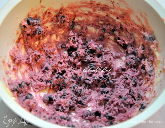  Сначала надо разморозить черную смородину, я это делала с помощью микроволновки. 
Сливочное масло взбить с  сахарной пудрой в крем. Затем, не прекращая взбивать, добавить смородину. Должно быть так: часть ягод должна полопаться, а часть остаться целой.
