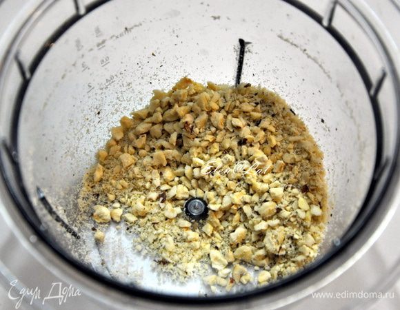 Орехи порубить или измельчить в блендаре, но не мелко.