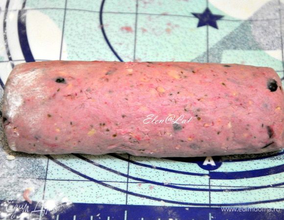 К маслу и ягодам добавить муку, смешанную с крахмалом и орехами и быстро замесить тесто. Сформировать «колбаску» толщиной 3-4 см. Завернуть в фольгу и убрать в морозилку на 1 час.