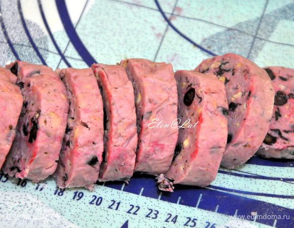  Нарезать «колбаску» кружочками толщиной 5 мм. 