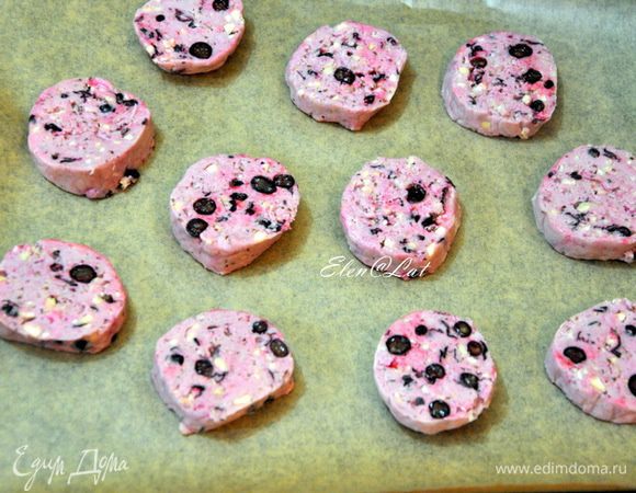 Выложить кружочки печенья на застеленный пергаментом противень и выпекать в заранее разогретой до 200 С духовке примерно 15 минут.