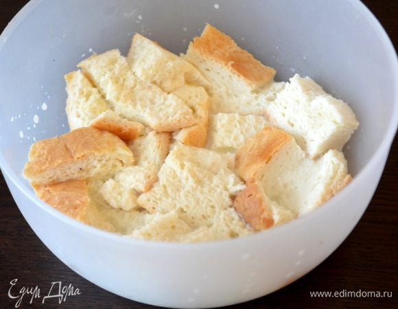 Белый хлеб наломать и залить молоком. Дать постоять.