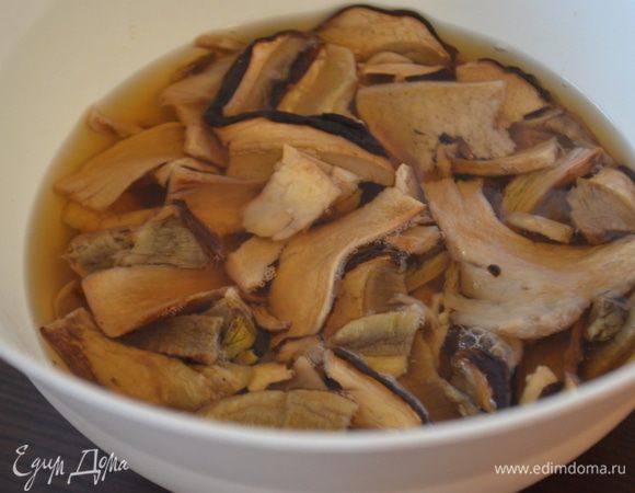 Белые грибы помыть, залить кипятком и дать постоять им примерно 15-20 минут.