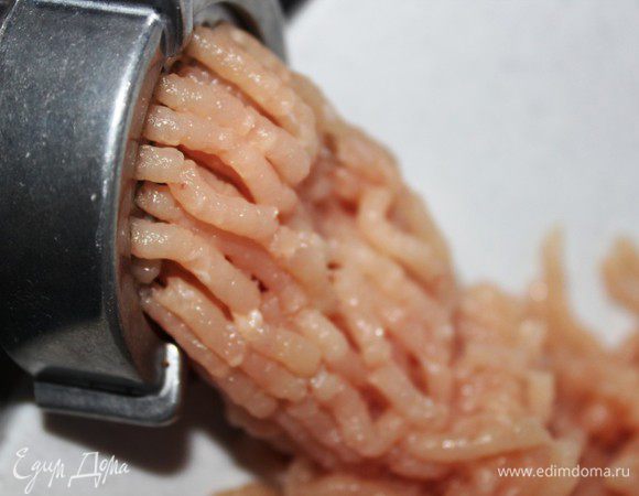 Куриное филе нарезать кусками и измельчить при помощи мясорубки. Добавить лук, соль, перец и яйцо. Фарш готов. Если вы не хотите заморачиваться - возьмите готовый фарш...