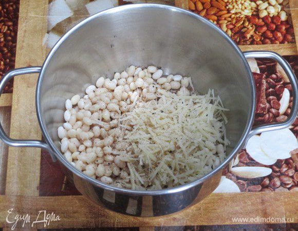 Готовую фасоль (сваренную вами или покупную консервированную) измельчите блендером и перемешайте с белком и тертым сыром.