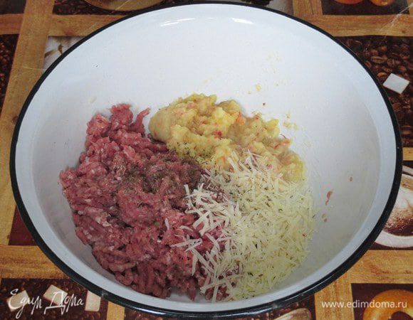 Из филе индейки приготовьте фарш рубленный или прокрученный в мясорубку в насадку с крупными ячейками вместе с яблоком. Добавьте тертый сыр и по желанию желток. Вымесите.