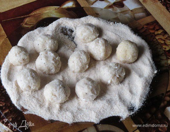 Из фасолевой массы сформируйте крокеты и обваляйте их в панировке.