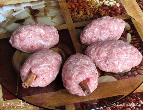 Из фарша сформируйте котлеты и насаите их на палочки корицы. Котлеты можно пожарить, приготовить на пару, на гриле или запечь в духовке.