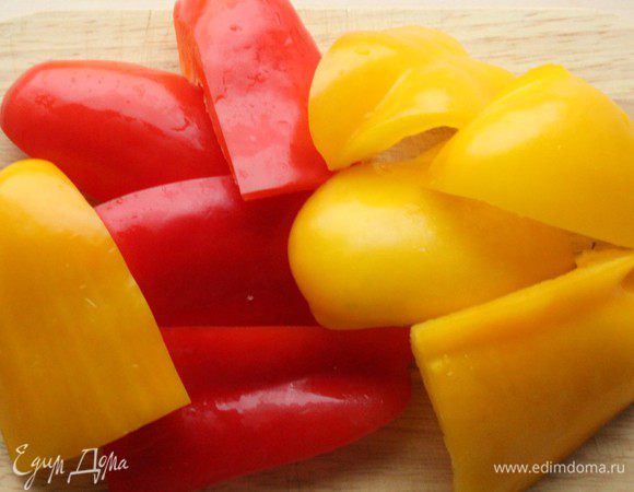 Перцы помыть, разрезать на сегменты, удалить плодоножку и семена. 