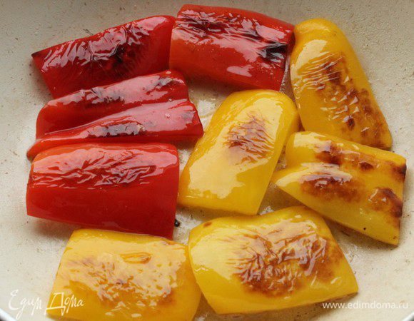 Обжарить на оливковом масле по 2 минуты каждую сторону. Снять с огня, накрыть крышкой и оставить на 10 минут. Перцы должны стать мягкими.