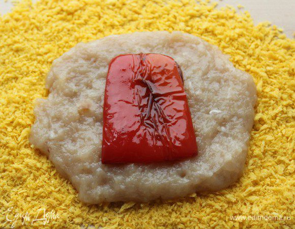 Положить на фарш кусочек красного перца...