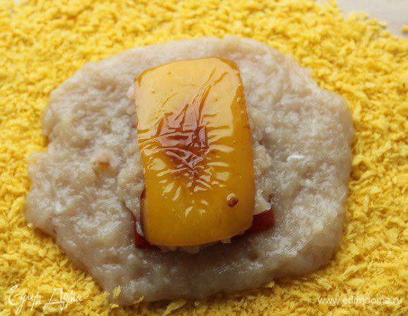 Прикрыть перец тонким слоем фарша и сверху положить кусочек желтого перца.