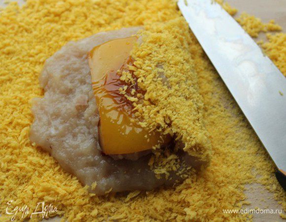 При помощи широкого ножа приподнять концы лепешки, защипнуть их и сформировать котлету (зразу).