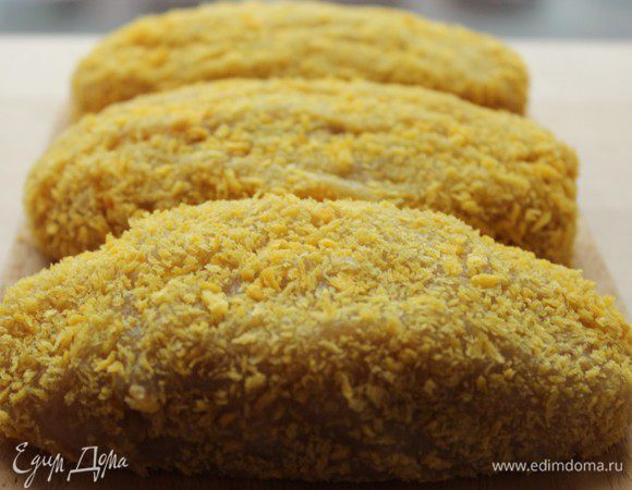 Готовые зразы поставить в холодильник на 30 минут. Это нужно для того, чтобы крошки слегка "сцепились" и не распадались во время жарки...