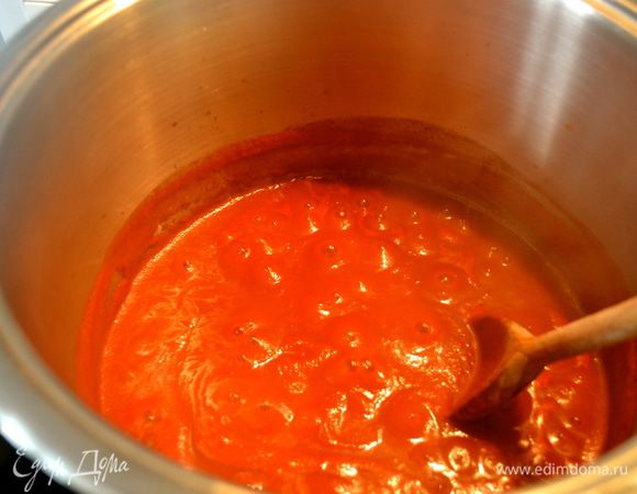 В большой кастрюле поставить кипятиться томат. Я использовала уже готовый соус-пассату. Рецепт был выложен совсем недавно Галиюшей http://www.edimdoma.ru/retsepty/60116-tomatnyy-sous-passata , я делаю его почти также, поэтому не буду повторяться! )))