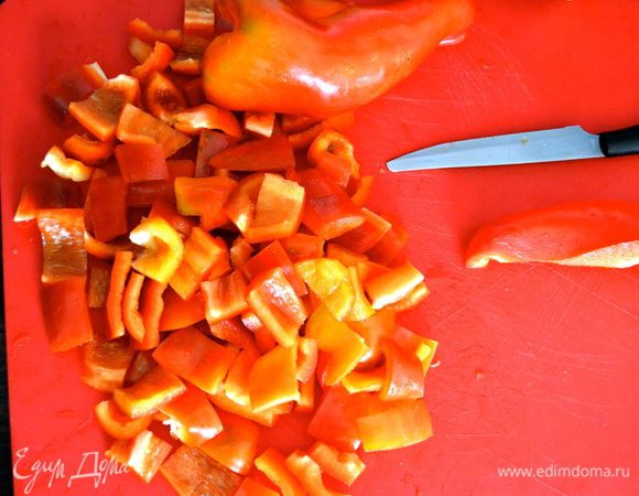 Овощи нарезать - баклажаны и сладкий перец кубиками, лук крупными полосочками...
