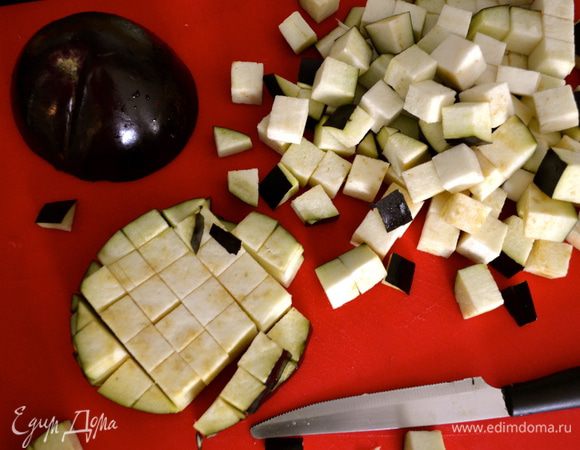 Я нарезала сначала перец и лук, а уже затем баклажаны, сразу перед тем, как положить их в готовый кипящий томат, чтобы они не потемнели..