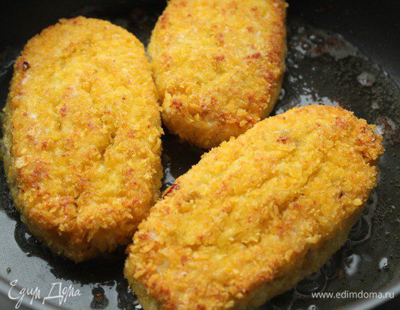 Затем огонь уменьшить и готовить еще 10 минут под крышкой. Подавать с отварной стручковой фасолью, приправленной оливковым маслом и лимонным соком. 