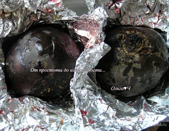 Свеклу хорошо помыть, завернуть в фольгу и запечь 1 час в духовке при 180*С.