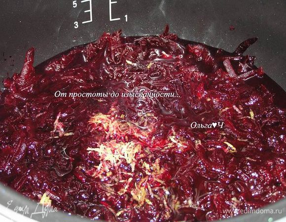 Выложить в чашу мультиварки (или в обычную кастрюлю), добавить сок и цедру лимона, желфикс и мятный сироп, перемешать.