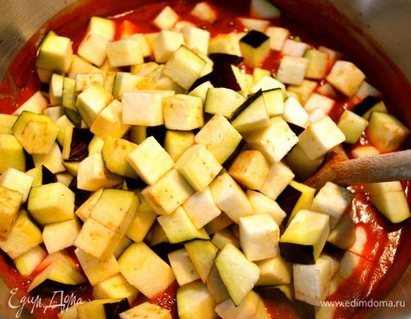 После того, как томат прокипит 15 минут, положить в него нарезанные баклажаны и дать покипеть 10 минут.