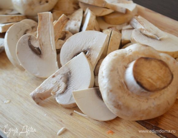 Шампиньоны нарезать пластинками.