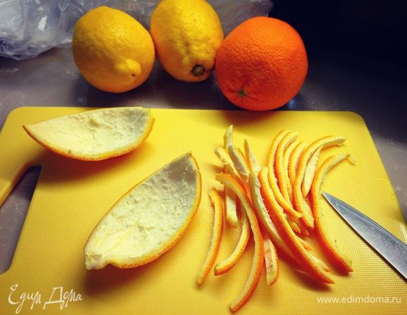 возьмем лимоны и апельсины ,разрежем их на четыре части, аккуратно отделим мякоть от кожуры...корки для варения нам не нужны ,но мы их не выбрасываем....а делаем из них цукаты ...рецепт цукатов вы найдете здесь... http://www.edimdoma.ru/retsepty/45002-tsukaty-iz-apelsinovyh-korochek