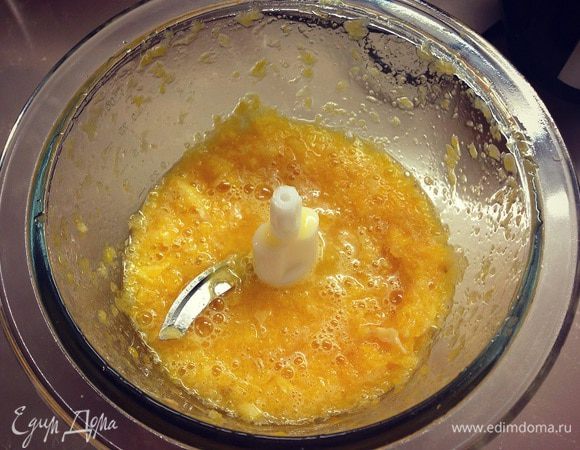 Мякоть лимона и апельсина измельчаем в блендере....переложить в кастрюлю и засыпать половиной сахара...варим....доводим до кипения и варим на тихом огне...