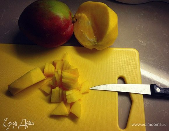 Манго отчистить от кожуры ,срезать с косточки...и нарезаем небольшими тонкими кусочками...
