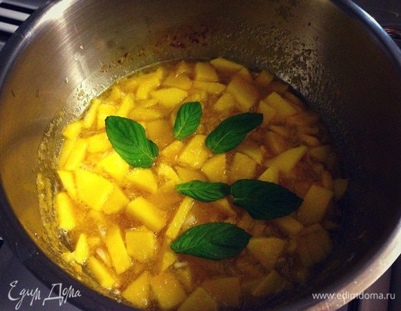 Выкладываем манго в кастрюлю ...высыпаем оставшийся сахар...добавляем несколько листиков мяты ...и продолжаем варить еще пол часа....остывшее варенье разложить по банкам хранить в прохладном темном месте...
Приятного аппетита!!!!!!!!!!