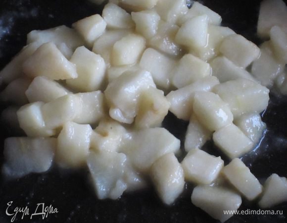 Грушу почистить и нарезать кубиками. В сковороде разогреть сливочное масло, добавить грушу и тушить 5 минут.