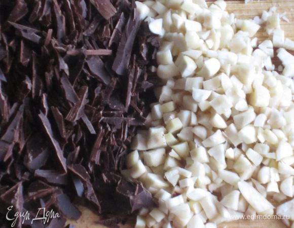 Миндаль и шоколад порубить ножом.