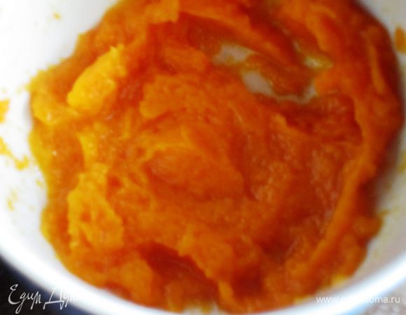 Тыкву нарезать кубиками,завернуть в фольгу и запечь в разогретой до 200 °С духовке до мягкости. Пюрировать блендером.